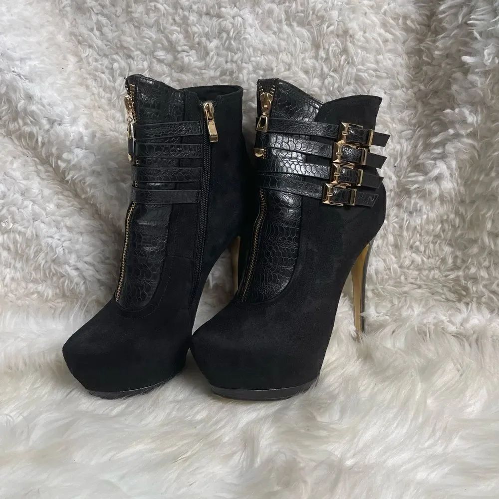 Bebe synthetic suede & lizard print hidden platform heels gold tone buckles SZ8